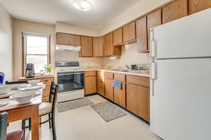 Apartment (2 Bedrooms) | Private kitchen | Oven, stovetop, cookware/dishes/utensils, paper towels - Savoy Apartment ~ 4 Mi to University of Illinois! (Savoy)