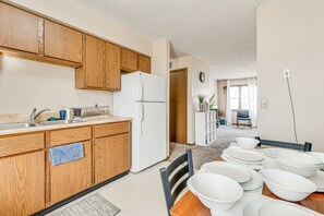 Private kitchen - Savoy Apartment ~ 4 Mi to University of Illinois! (Savoy)