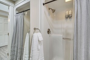Vila (Multiple Bedrooms) | Parte interna