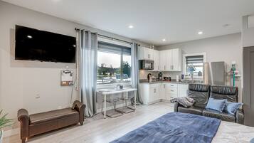 Iron/ironing board, bed sheets