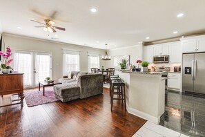 House (4 Bedrooms) | Living area