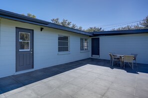 Outdoor dining - Mid-century Modern Lakeland Retreat w/ Smart TV! (Lakeland)