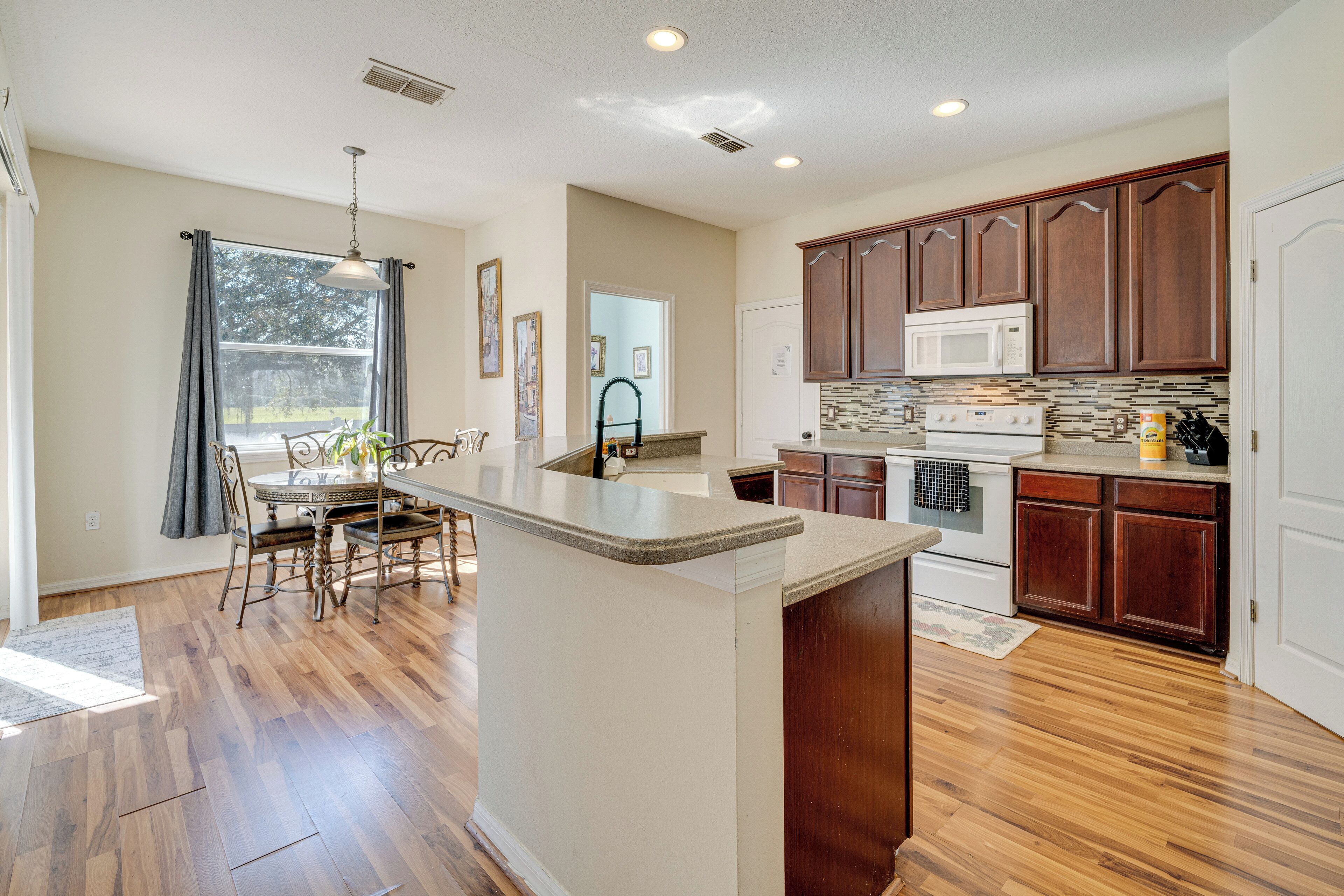 House (4 Bedrooms) | Front of property