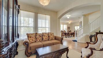 House (4 Bedrooms) | Interior