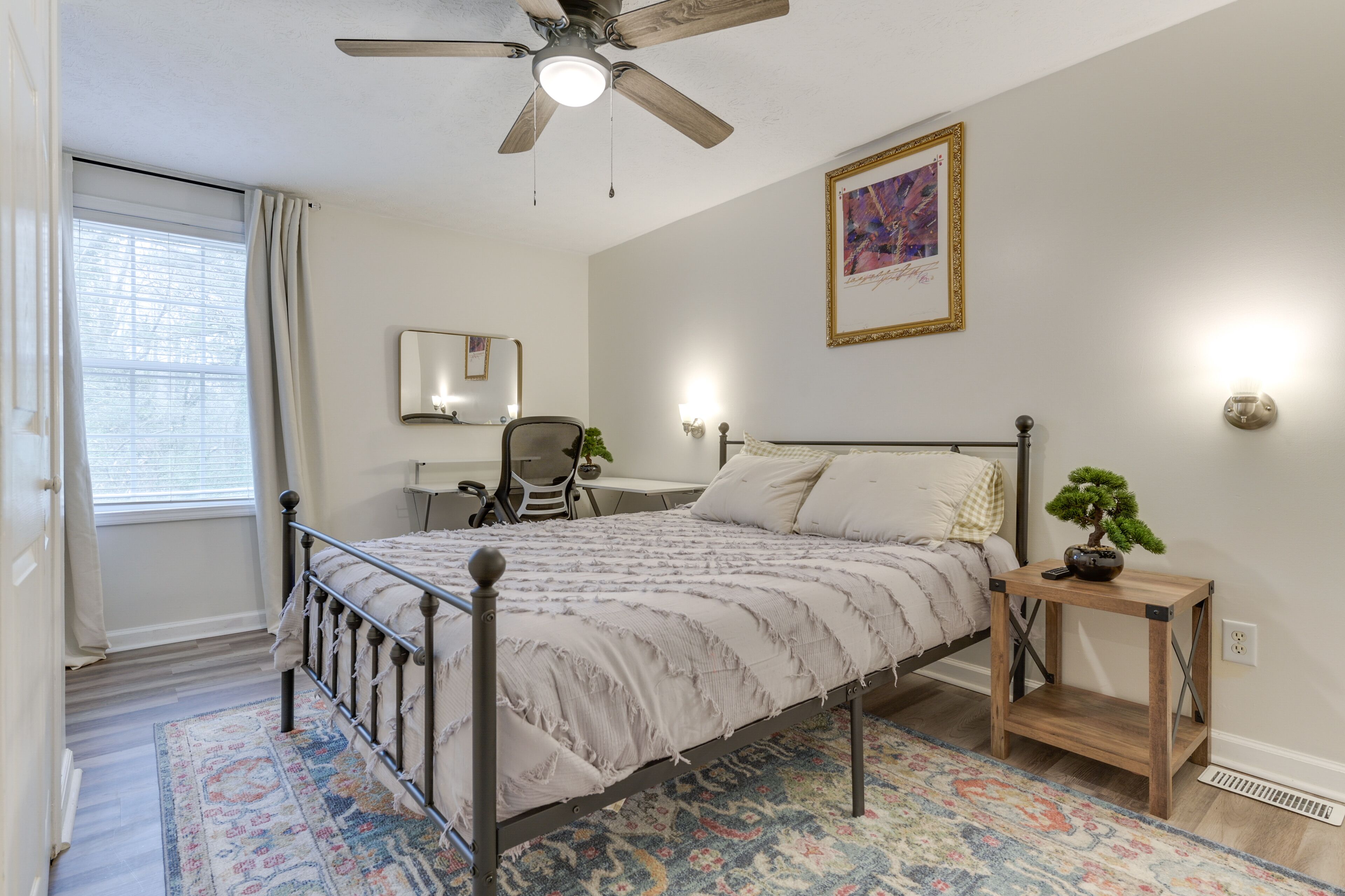 4 phòng ngủ, khu vực làm việc phù hợp cho laptop 