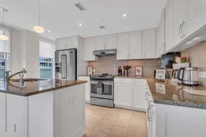 Apartment, 2 Bedrooms | Private kitchen