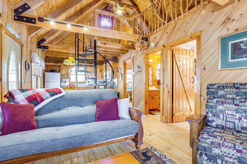 Quaint Dahlonega Cabin w/ Cavenders Creek Access!