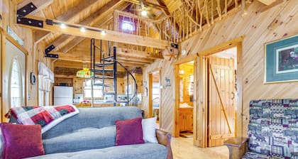 Quaint Dahlonega Cabin w/ Cavenders Creek Access!
