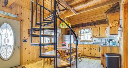 Quaint Dahlonega Cabin w/ Cavenders Creek Access!