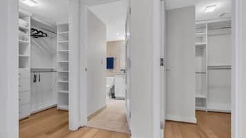 Apartment, 2 Bedrooms | Bathroom | Towels, shampoo