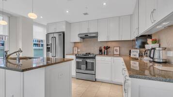 Apartment, 2 Bedrooms | Private kitchen | Fridge, oven, coffee/tea maker, toaster