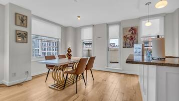 Apartemen, 2 kamar tidur | Tempat makan