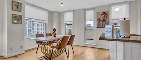 Apartment, 2 Bedrooms | Dining