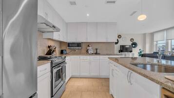 Apartment, 2 Bedrooms | Private kitchen | Fridge, oven, coffee/tea maker, toaster