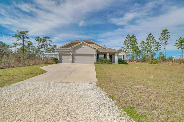 A single-story house with a garage, a driveway, and a lawn. - Brooksville Home ~ 12 Mi to Cabot Citrus Farms (Brooksville)