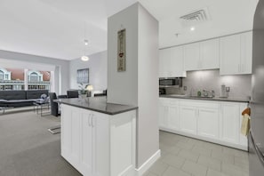 Appartement, 1 chambre | Cuisine privée | Réfrigérateur, four, cafetière/bouilloire, grille-pain
