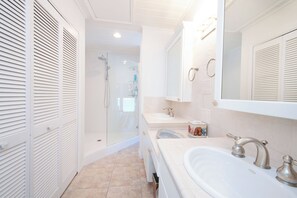 Douche, serviettes fournies, savon, shampooing