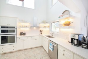 Kylskåp, mikrovågsugn, ugn och spishäll