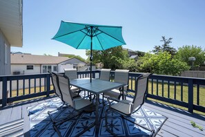 Outdoor dining - Dog friendly home close to Lewes Beach! 402 Cedar (Lewes)