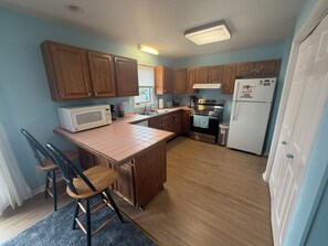 Fridge, microwave, stovetop, dishwasher