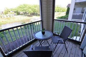Outdoor dining - BRIGHT & CHEERFUL UNIT IN CAPTIVA SANDS, 4103 Sandpiper (Rehoboth Beach)