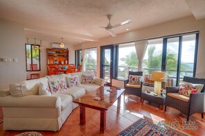 Smart TV - An Akumal Classic! Beachfront condo with AC and WiFi! (Akumal)