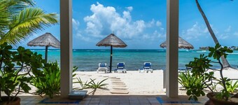 An Akumal Classic! Beachfront condo with AC and WiFi!