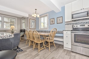 Réfrigérateur, un four, lave-vaisselle, grille-pain