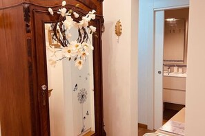 Bruser, hårtørrer, bidet, håndklæder
