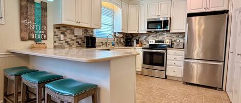 Kjøleskap, mikrobølgeovn, ovn og kokeplater