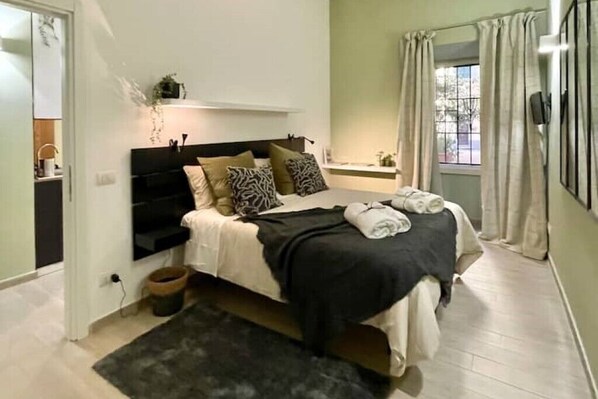 2 عدّة غرف نوم ومكواة/لوح كي وواي فاي وملاءات أسرّة