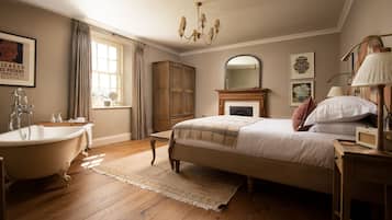 6 bedrooms, travel crib, WiFi, bed sheets
