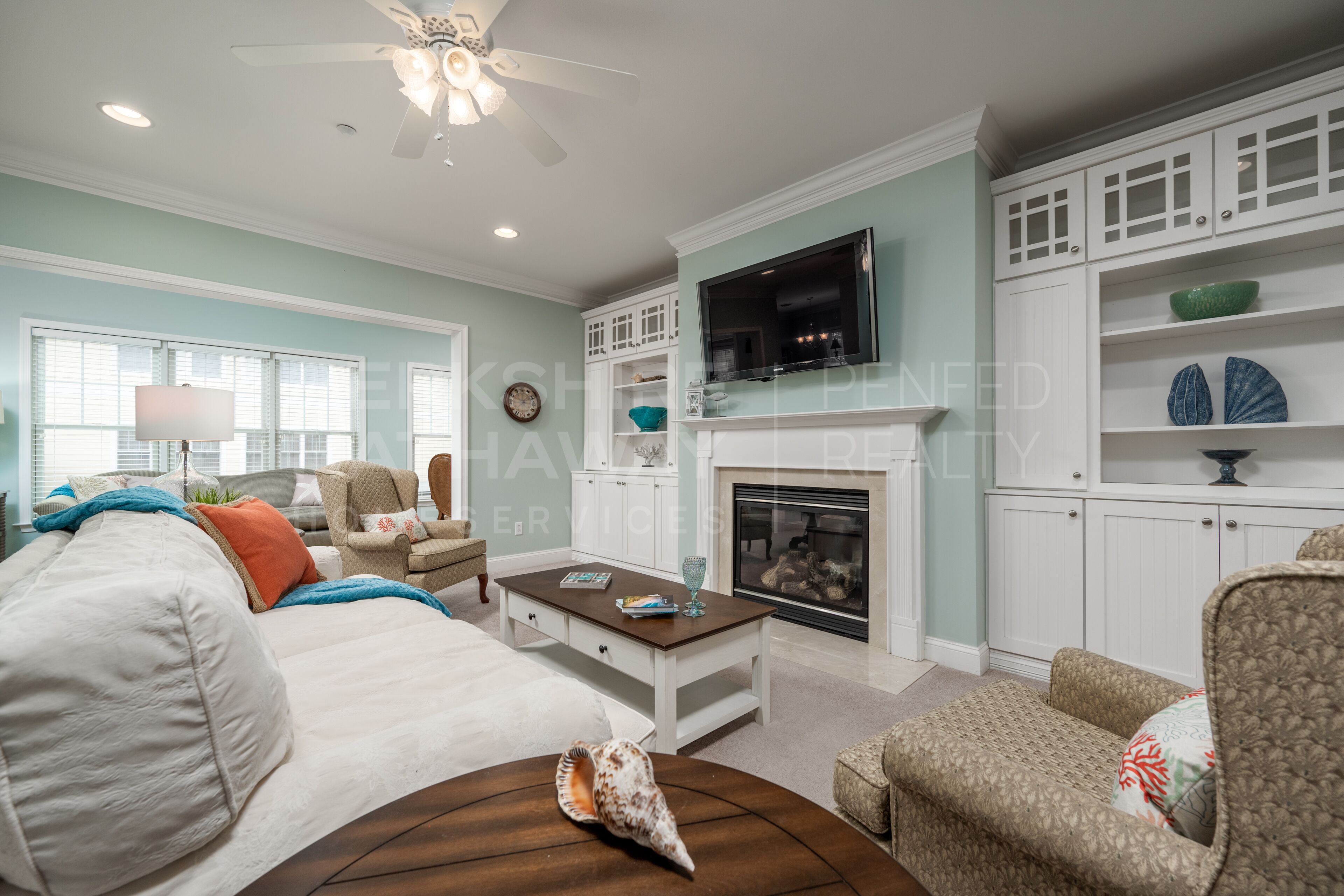 Tv, eldstad och dvd-spelare