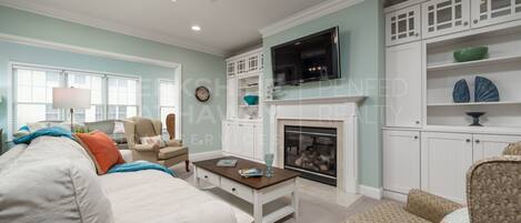 Tv, eldstad och dvd-spelare