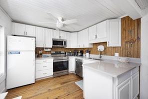 Een vaatwasser, een koffiezetapparaat/waterkoker