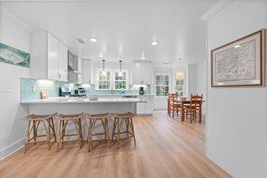 Een vaatwasser, een koffiezetapparaat/waterkoker