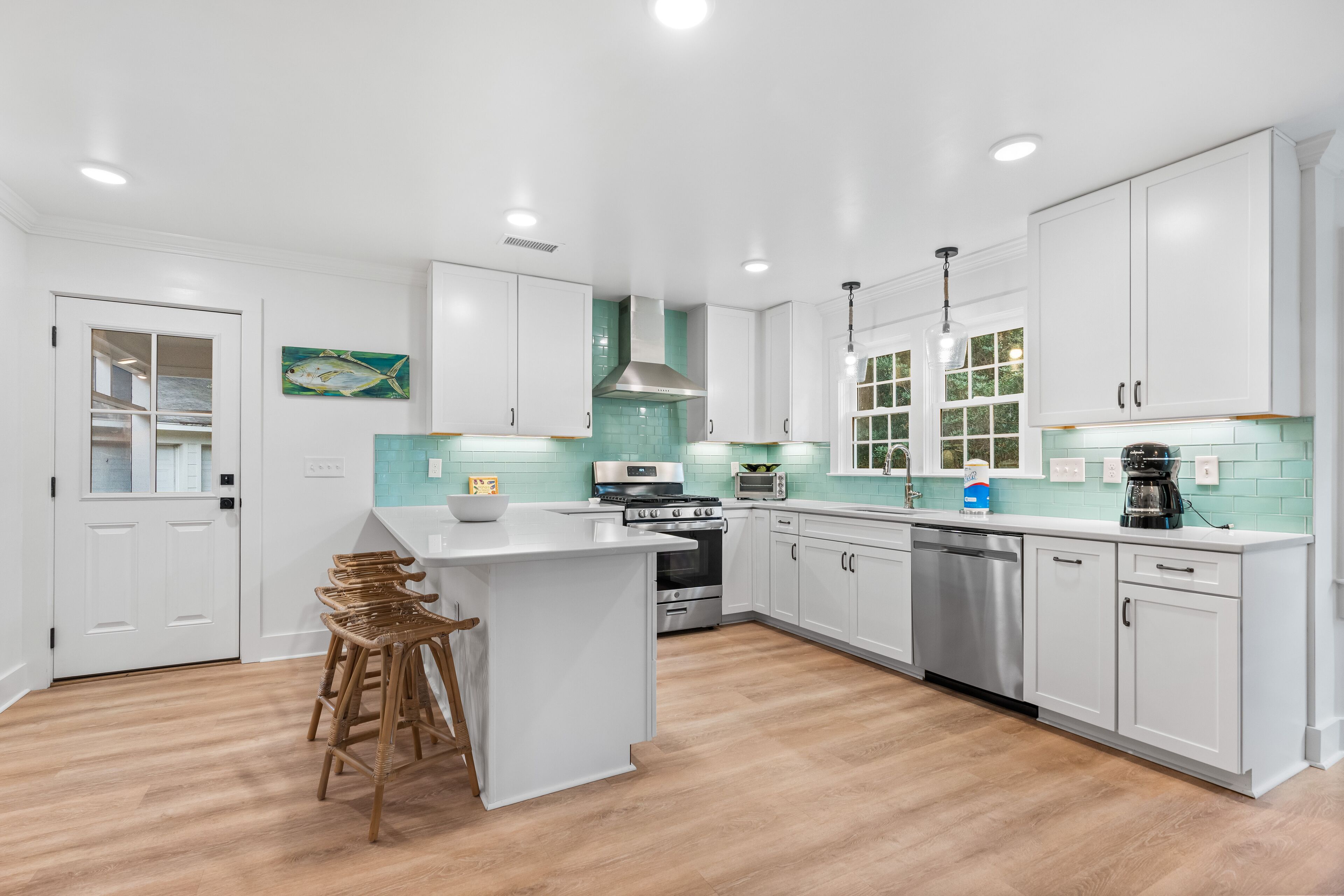 Lavavajillas y cafetera o tetera