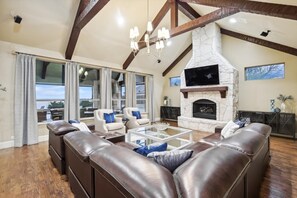 TV, peis og kontorer