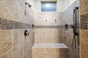 Een douche, handdoeken, shampoo