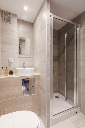 City-Studiosuite | Badezimmer | Dusche, Handtücher, Seife, Shampoo