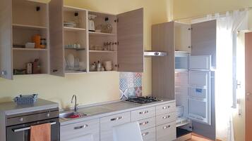 Frigorifero, forno, piano cottura, macchina per tè/caffè