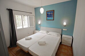 2 bedrooms, bed sheets - SAONA VILLAS (TS GENI): villa 4 people, private swimming pool, 100 m from beach (Benisa)