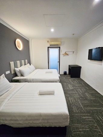 Standard Triple Room | Desk, iron/ironing board, free WiFi, bed sheets