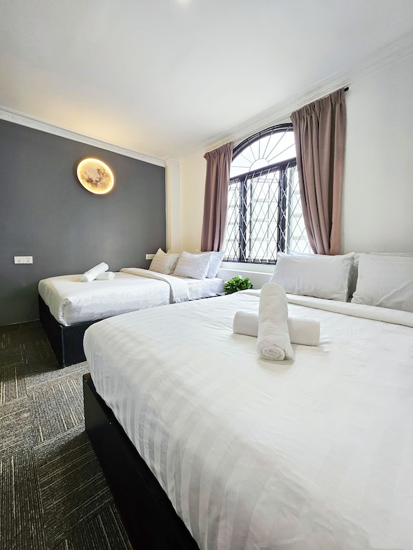 Family Single Room | Desk, iron/ironing board, free WiFi, bed sheets