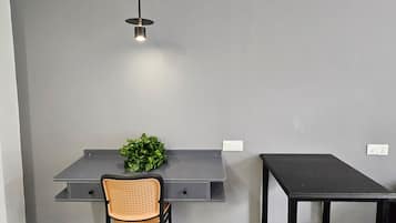 Habitación individual familiar | Escritorio, tabla de planchar con plancha, wifi gratis y ropa de cama