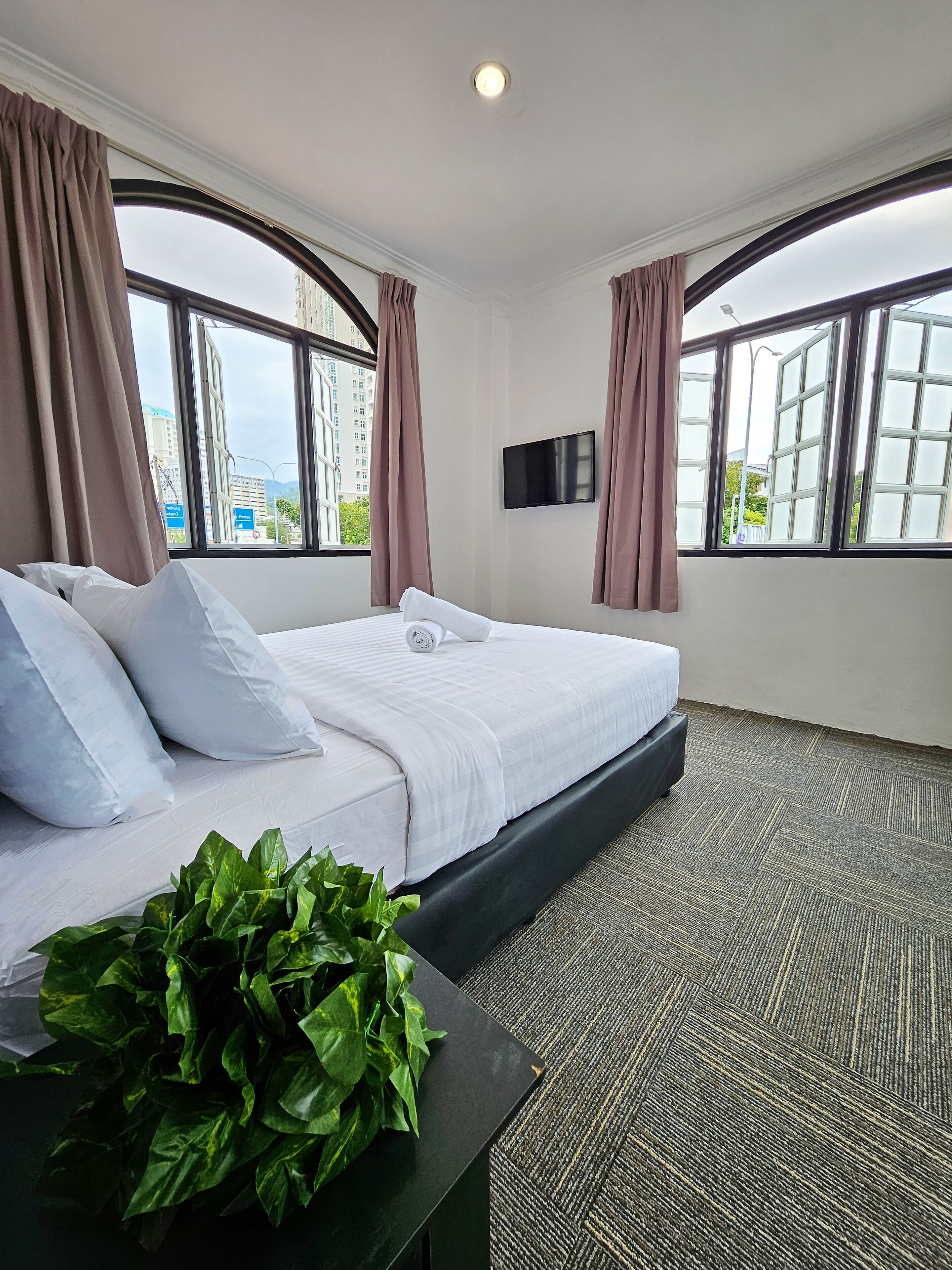 Quarto casal superior | Escrivaninha, ferros/tábuas de passar roupa, Wi-Fi de cortesia