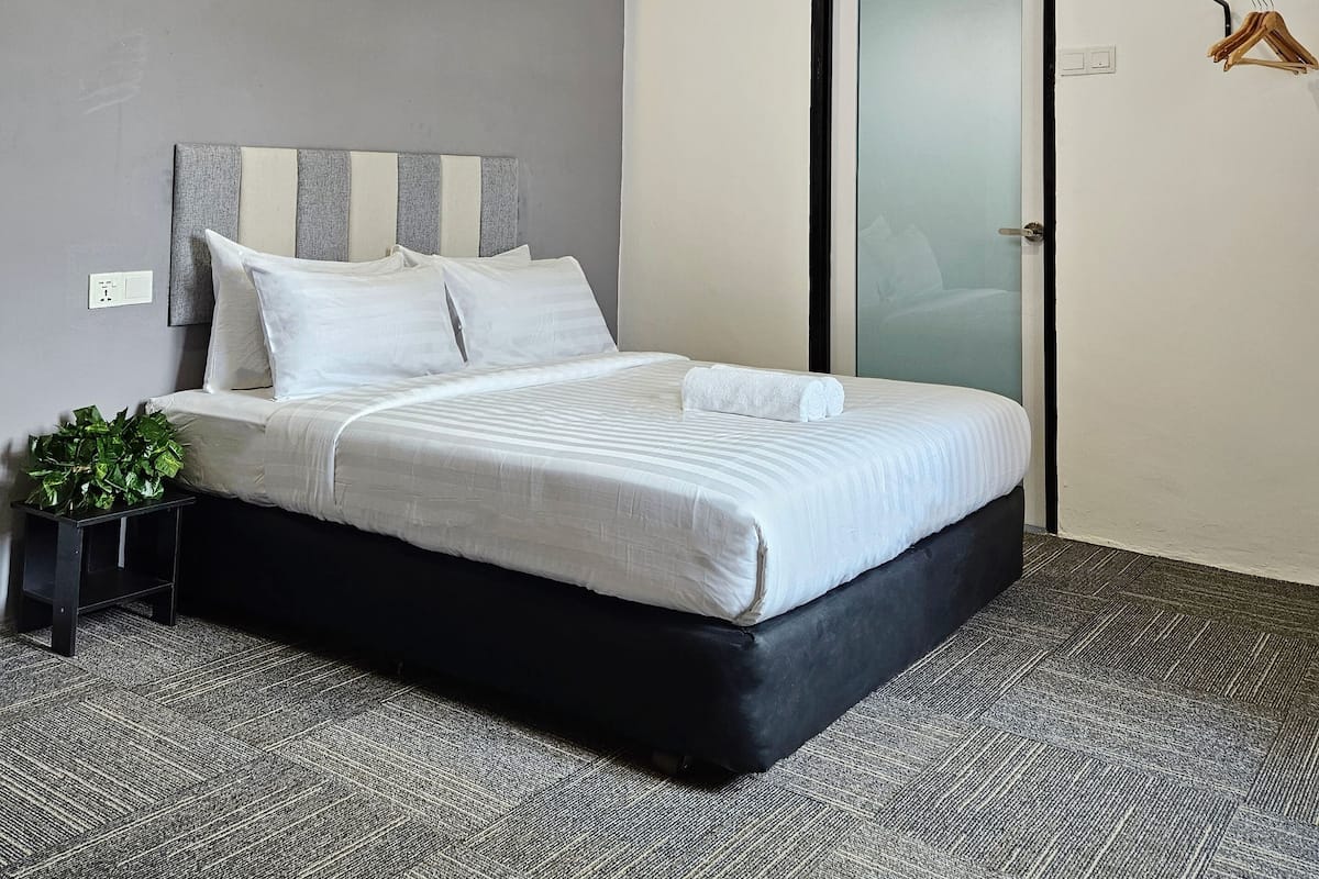 Deluxe Double Room | Desk, iron/ironing board, free WiFi, bed sheets