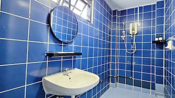 Habitación triple estándar | Baño | Amenidades de baño gratuitas, secadora de cabello, bidet, toallas