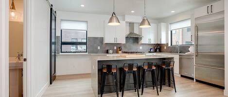 Kühlschrank, Ofen, Herdplatte, Wasserkocher mit Kaffee-/Teezubehör