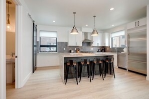 Kühlschrank, Ofen, Herdplatte, Wasserkocher mit Kaffee-/Teezubehör